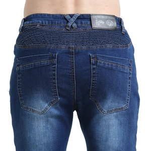 Detail der Motorradjeans-Rückseite mit Stretch-Einsätzen und Leder-Markenlogo am Bund