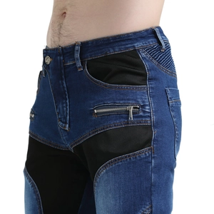 Detail der Motorrad-Jeanshosen mit atmungsaktivem Mesh und elastischem Akkordeon-Bund