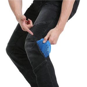 Motorradjeans mit flexiblen Kniefalten und blauen Waben-Protektoren für Biker
