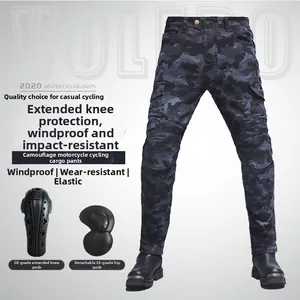 Detailansicht der Camouflage-Motorradhose mit CE-Protektoren und elastischen Einsätzen am Knie