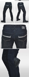 Détail du jean de moto avec protections amovibles, bandes réfléchissantes et logo en cuir