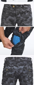 Detail der Camouflage-Motorradjeans mit Knieprotektoren und elastischen Einsätzen
