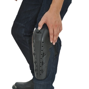 Genouillères moto noires avec coque haute résistance et ouvertures de ventilation air