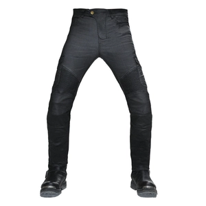 Détail du pantalon de moto avec zones extensibles plissées et boutons métalliques