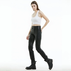 Pantalon de moto en cuir noir mat pour femme avec genoux plissés pour la souplesse