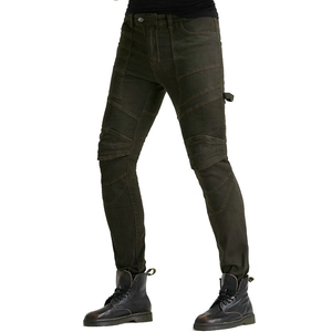 Détail du pantalon cargo de moto avec plis en accordéon flexibles sur les genoux