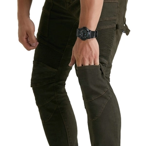 Détail du pantalon de moto vert avec genoux extensibles et poches cargo fonctionnelles