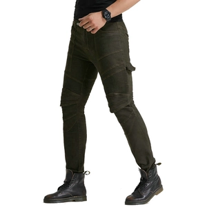 Gros plan du pantalon moto cargo olive avec panneaux extensibles plissés aux genoux pour hommes