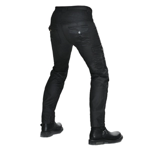 Vue arrière du pantalon moto noir pour homme avec panneaux extensibles et poches cargo