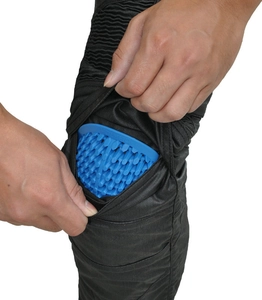 Protection genou moto bleue en nid d'abeille insérée dans un pantalon de moto noir