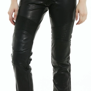 Détail du pantalon moto femme en cuir thermique avec empiècements extensibles genoux