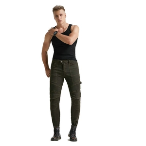 Détail du pantalon cargo de moto avec plis en accordéon et panneaux aux genoux