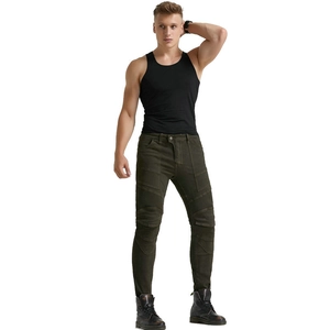 Vue détaillée du pantalon cargo moto vert olive avec panneaux plissés aux genoux