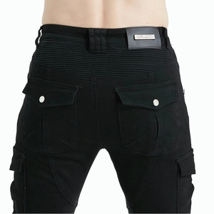 Détail de l'empiècement extensible et poches cargo avec boutons sur pantalon de moto noir