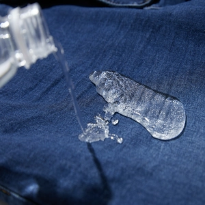 Jeans de moto en denim bleu foncé résistant à l'eau avec technologie de surface hydrophobe
