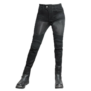 Dettaglio dei jeans da moto con protezioni per le ginocchia e pannelli elastici