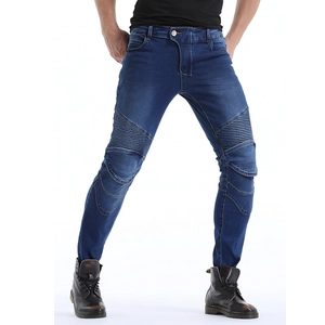 Jean de moto bleu pour homme avec protections aux genoux et détails plissés style biker