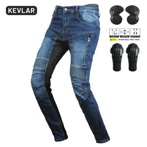 Detail der dunkelblauen Motorradjeans mit Kevlar und herausnehmbaren CE-Protektoren