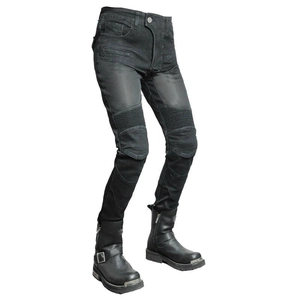 Dettaglio dei jeans da moto con inserti elasticizzati sulle ginocchia e stivali
