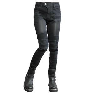 Dettaglio dei pantaloni da moto per donna con pannelli elasticizzati a fisarmonica e protezioni