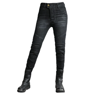Detail der grauen Motorradjeans mit schützenden Stretch-Einsätzen an den Knien