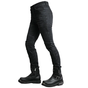 Damen Biker-Jeans in Schwarz mit Knie-Falten und passenden Motorradstiefeln