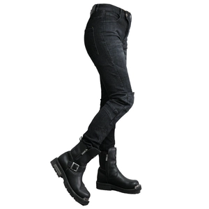 Detailansicht der schwarzen Motorradjeans mit Knie-Faltenbalg und Leder-Biker-Stiefeln