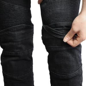 Detail der gerippten Schutzzonen an schwarzen Motorrad-Jeans mit verstärkten Nähten
