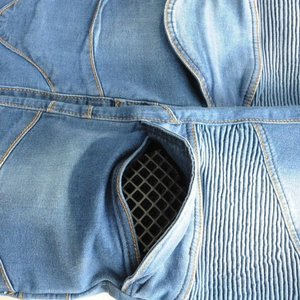 Poche de protection genou pour jean moto en denim bleu avec surpiqûres jaunes et filet