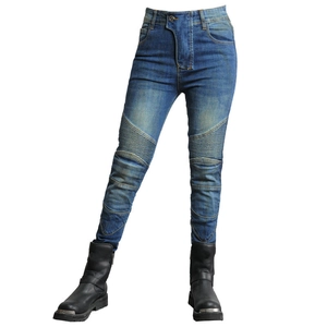 Detailansicht der Motorradjeans mit gerippten Knieeinsätzen und hohem Bund-Design