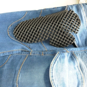 Détail des protections en maille alvéolée pour jeans de moto avec plis d'aisance