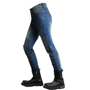 Detail der blauen Motorradjeans mit Stretch-Einsätzen und schwarzen Leder-Motorradstiefeln