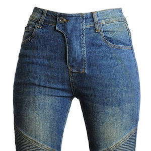 Detail der blauen Motorrad-Jeanshose mit Biker-Falten und verstärkten Nähten für Damen