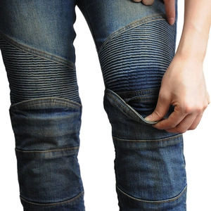 Detailansicht der elastischen Falteneinsätze und Protektorentaschen an Motorradjeans