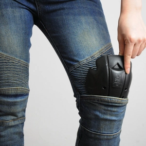 Detail zum Einsetzen der schwarzen CE-Knieprotektoren in die Motorrad-Reithose