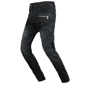 Détail d'un jean moto slim avec des plis en accordéon aux genoux et une poche zippée en métal