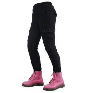 Detail der schwarzen Motorrad-Cargohose mit Seitentaschen und rosa Schnürstiefeln