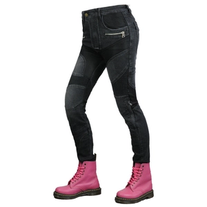 Détail d'un jean de moto avec plis de protection aux genoux et tissu denim noir