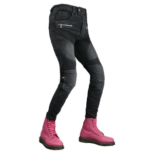 Détail du jean de moto pour femmes montrant les poches de protection et panneaux stretch
