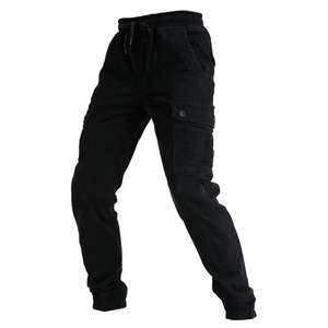 Detail der schwarzen Motorrad-Cargohose mit elastischem Kordelzug und Seitentaschenklappe