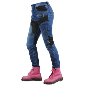 Détails du jean moto avec panneaux en mesh et articulations renforcées aux genoux