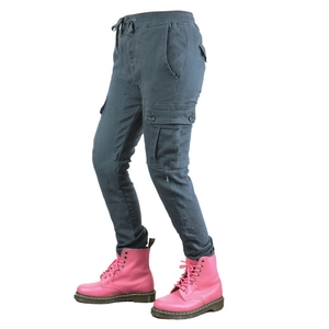 Details der Cargo-Motorradhose mit elastischem Kordelzug und robusten Seitentaschen
