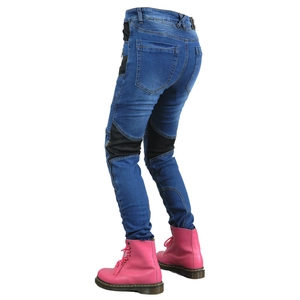 Détail du jean moto pour femme avec empiècements de protection élastiques et tissu denim