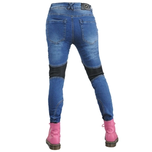 Détails du jean moto avec panneaux extensibles élastiques et logo en cuir au dos