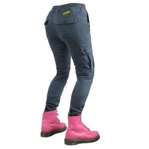 Detail der dunkelgrauen Motorradhose mit Cargotaschen und elastischem Hosenbund