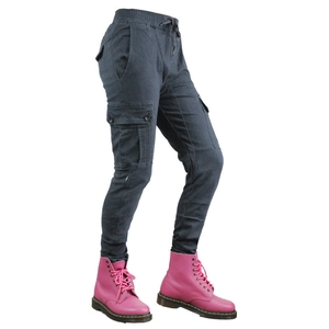 Details der Cargo-Motorradhose mit Seitentaschen und elastischem Kordelzug am Bund