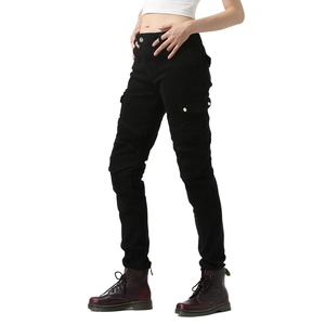 Dettaglio dei jeans neri slim da moto con pieghe rinforzate sulle ginocchia e tasche cargo