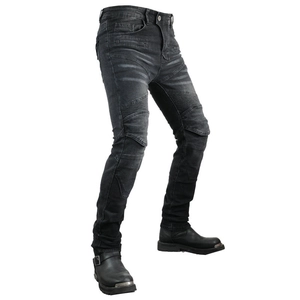 Detail der dunkelgrauen Motorradjeans mit Akkordeon-Stretch-Einsätzen am Knie