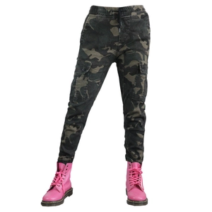 Detailansicht der Camouflage-Motorradhose mit Cargotaschen und elastischen Bündchen