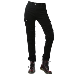 Dettaglio dei pantaloni cargo da moto resistenti con ginocchia a pieghe rinforzate e tasche